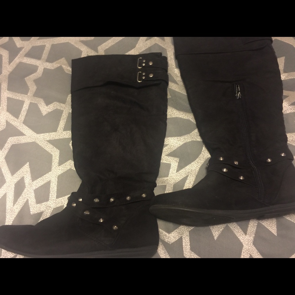 Suede boots with side zipper